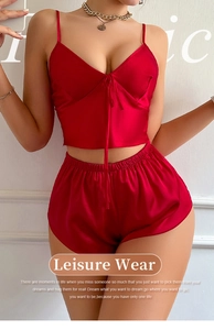 Détail de l'ensemble pyjama en satin rouge avec caraco à col en V et short élastique