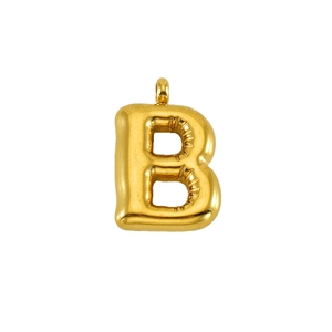 Primer plano del colgante letra B dorada estilo burbuja con acabado metálico brillante