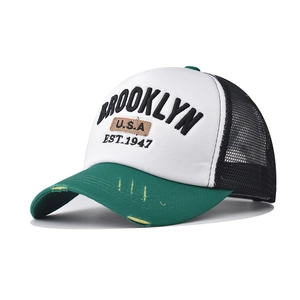 Detail der 3D-Brooklyn-Stickerei auf Mesh-Trucker-Cap mit abgenutzter Krempe
