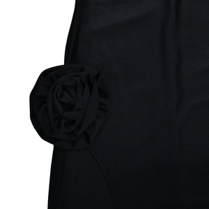 Detailaufnahme einer schwarzen Stoffblume als Verzierung auf einem eleganten Abendkleid