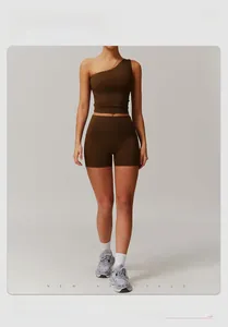 Détail de l'ensemble de yoga asymétrique marron chocolat avec short de sport gainant