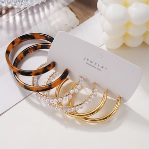 Ohrring-Set mit drei Paaren aus Gold-Creolen, Schildpatt-Resin und Perlen auf Display-Karte