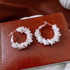 Créoles géométriques irrégulières avec placage argent et zircons sur cuir marron