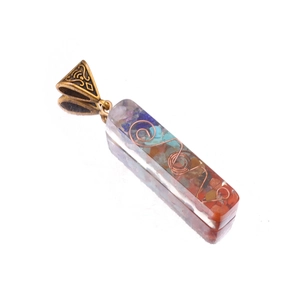 Pendentif chakra en résine avec pierres naturelles colorées et fil de cuivre