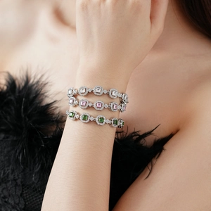 Vue détaillée de bracelets en argent avec zircons carrés roses, blancs et verts