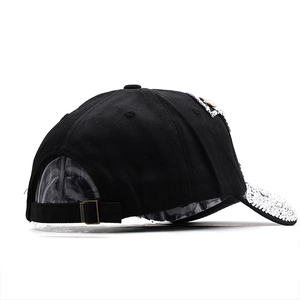 Détail arrière d'une casquette de baseball noire en denim avec strass argentés et boucle métal