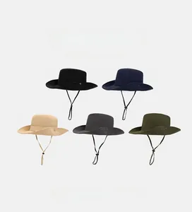 Dettaglio di cinque colori di cappelli da sole per esterno a tesa larga con cordini