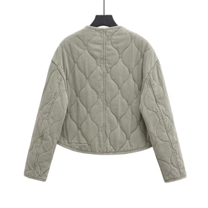 Veste matelassée courte vert sauge avec col rond et motif de feuilles, vue de dos