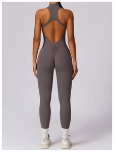 Détail de la combinaison de yoga dos nu avec bretelles croisées et effet push-up fessier