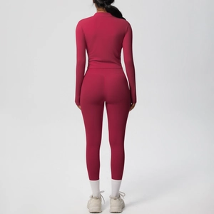 Vue arrière de l'ensemble de yoga rouge foncé avec veste zippée et legging gainant