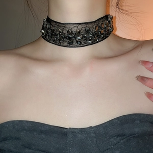 Détails de collier choker en mousseline noire avec cristaux gris et dentelle élégante