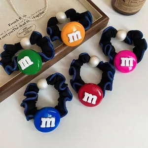 Lot de cinq chouchous colorés avec pendentif en résine lettre M et perle pour queue de cheval
