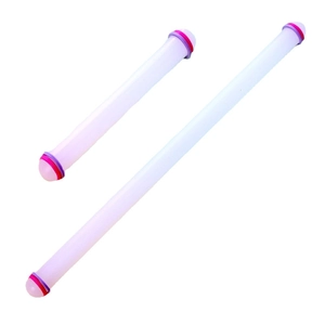 Non-stick plastic rolling pin with adjustable rings for baking fondant and dough