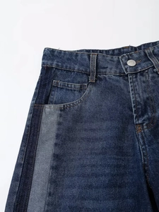 Detailansicht der dunkelblauen Jeans mit Kontrastnähten und seitlichem Patchwork-Design