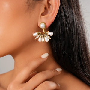 Boucles d'oreilles baroques en éventail avec perles blanches et cristaux sur un mannequin