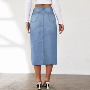 Retro lichtblauwe denim midi-rok met achterzakken en gerafelde zoom getoond op model