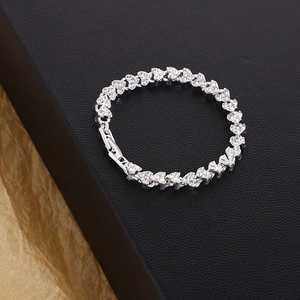 Vista macro dettagliata del bracciale romano in argento con zirconi su sfondo strutturato