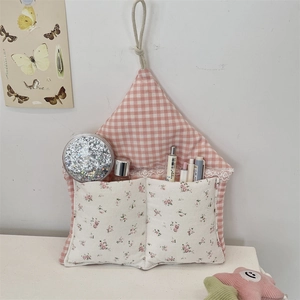 Détail du sac de rangement suspendu à carreaux macaron avec dentelle et deux pochettes