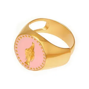 Vue détaillée de la bague en acier inoxydable plaqué or 18 carats avec émail rose et relief