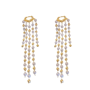 Elegante goldene Metall-Herzohrringe mit langen Perlenquasten und weißen Perlen für Damen