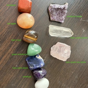 Set de 7 cristaux de chakra naturels avec colonne hexagonale et pierres brutes