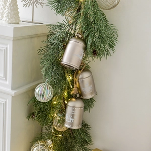 Antikgoldene Weihnachtsglocken mit Rentier- und Schneeflockenmotiven an Tannenzweig