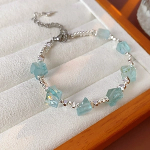Bracciale in pietre preziose blu chiaro irregolari con perline argento e catenella