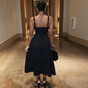 Détail du dos élégant d'une robe midi corset noire avec lacets et jupe évasée fluide