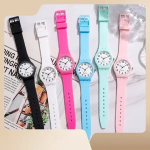 Dettaglio di orologi al quarzo colorati e minimalisti con cinturini in silicone in sei colori