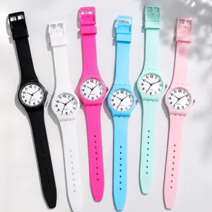Detalle de relojes de cuarzo minimalistas de colores con correas de silicona en seis tonos vivos