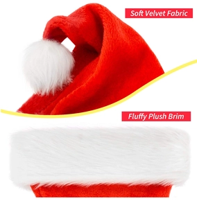 Détail du velours rouge doux et du bord en peluche blanche d'un bonnet de Noël