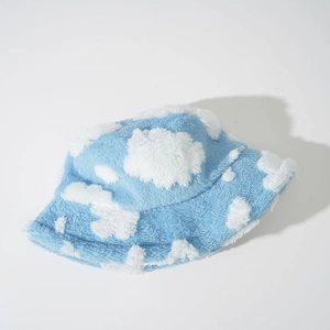 Dettaglio della morbida trama in peluche e dei motivi a nuvola bianca sul cappello blu