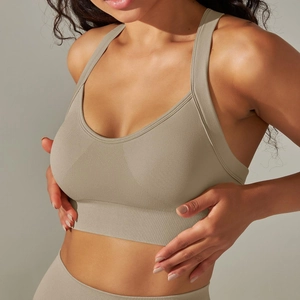 Gros plan du soutien-gorge de sport kaki sans couture montrant la texture du tissu