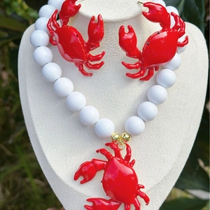 Set di gioielli vivace con collana con ciondolo a granchio rosso e orecchini coordinati