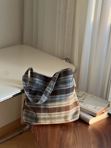 Gros plan d'un sac cabas à carreaux avec l'étiquette blanche little wish tissée