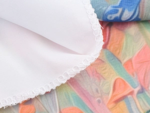 Dettaglio della cucitura dell'orlo e della trama floreale sul tessuto del vestito