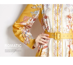 Dettaglio di abito midi a fiori con cintura in vita e bottoni dal design vintage