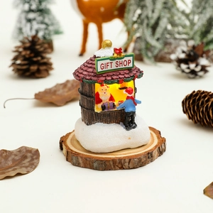 Détail d'une petite maison de boutique de cadeaux en résine lumineuse sur socle