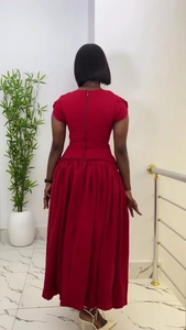 Detalle de vestido midi rojo oscuro de talle alto con manga corta y cremallera trasera