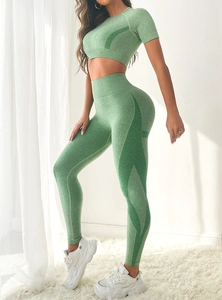 Detailansicht des nahtlosen Yoga-Sets aus elastischem Strickgewebe mit Konturdesign