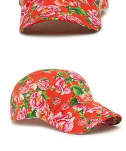Dettaglio del cappello da baseball con motivi di peonie rosse e visiera curva