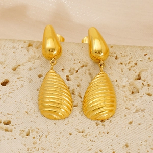 Détail de boucles d'oreilles en acier doré 18K avec design en spirale texturée