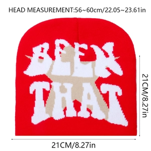 Détail du bonnet rouge en maille avec texte jacquard BEEN THAT et dimensions 21cm x 21cm