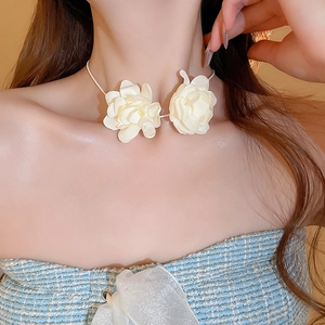 Collier ras du cou élégant en satin avec fleurs en tissu blanc crème pour femme