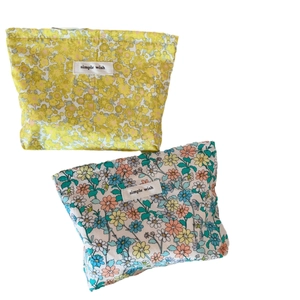 Set di pochette per trucco in cotone floreale con cerniera ed etichetta simple wish