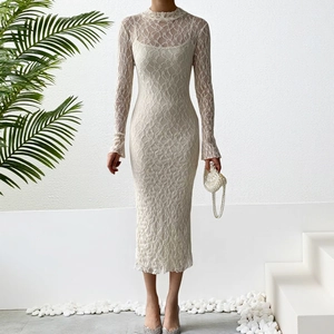 Robe midi élégante en dentelle blanc cassé à manches longues avec motifs floraux en mesh