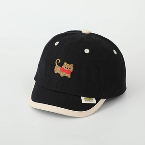 Détail de la broderie chiot et des surpiqûres contrastées sur casquette enfant