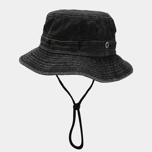 Détail d'un bob en denim délavé avec cordon coupe-vent réglable et logo métallique