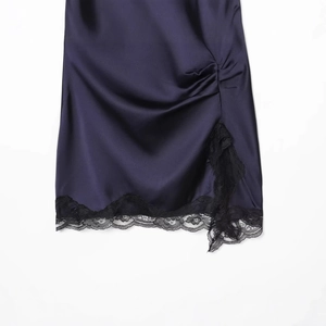 Mini-robe tendance en satin violet foncé avec bordure en dentelle noire et fronces