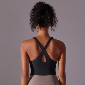 Détail du soutien-gorge de yoga noir sans couture avec dos nageur et bande de soutien